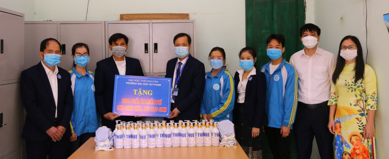 Trường Đại học Sư phạm – Đại học Thái Nguyên trao tặng “Suất ăn yêu thương” cho sinh viên và lưu học sinh Lào đang lưu trú tại kí túc xá của Trường